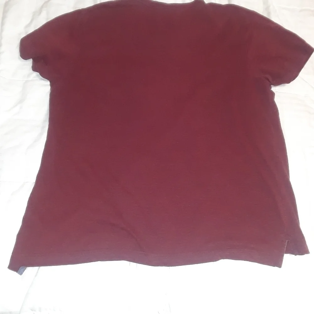 𝅺levi's basic maroon tee with front pocket size XL